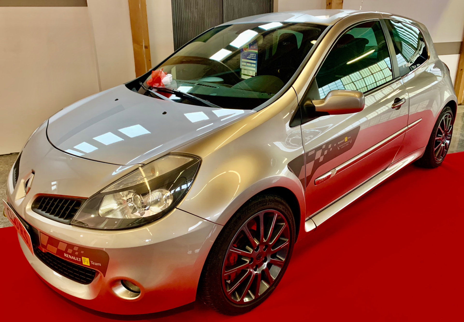 Renault argento nello showroom C.G. Cars