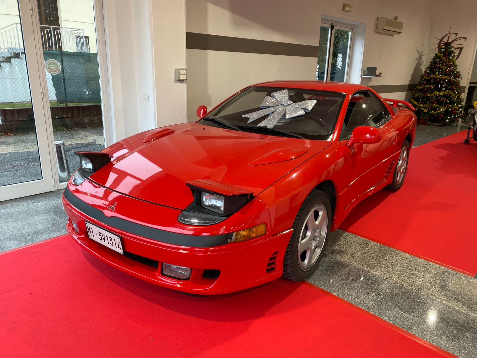 Auto rossa esposta nello showroom C.G. Cars a Cuveglio