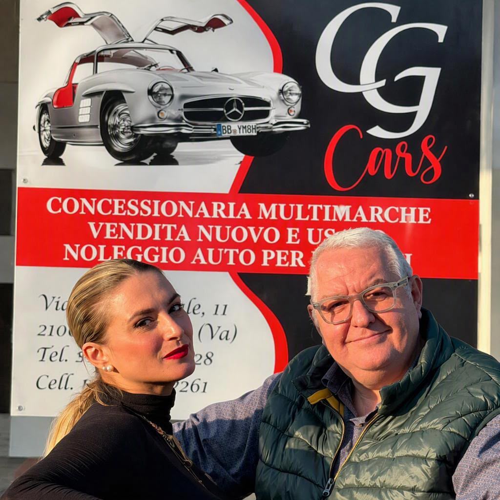 Chiara Gemma e Moreno Russo, titolari di C.G. Cars, davanti alla sede di Cuveglio