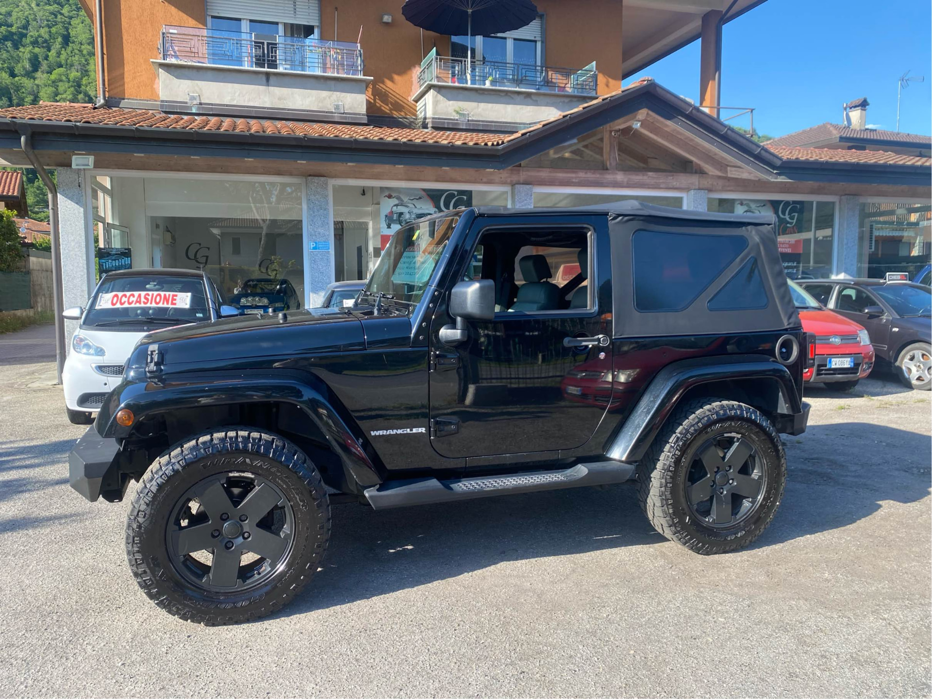 Jeep davanti alla concessionaria C.G. Cars