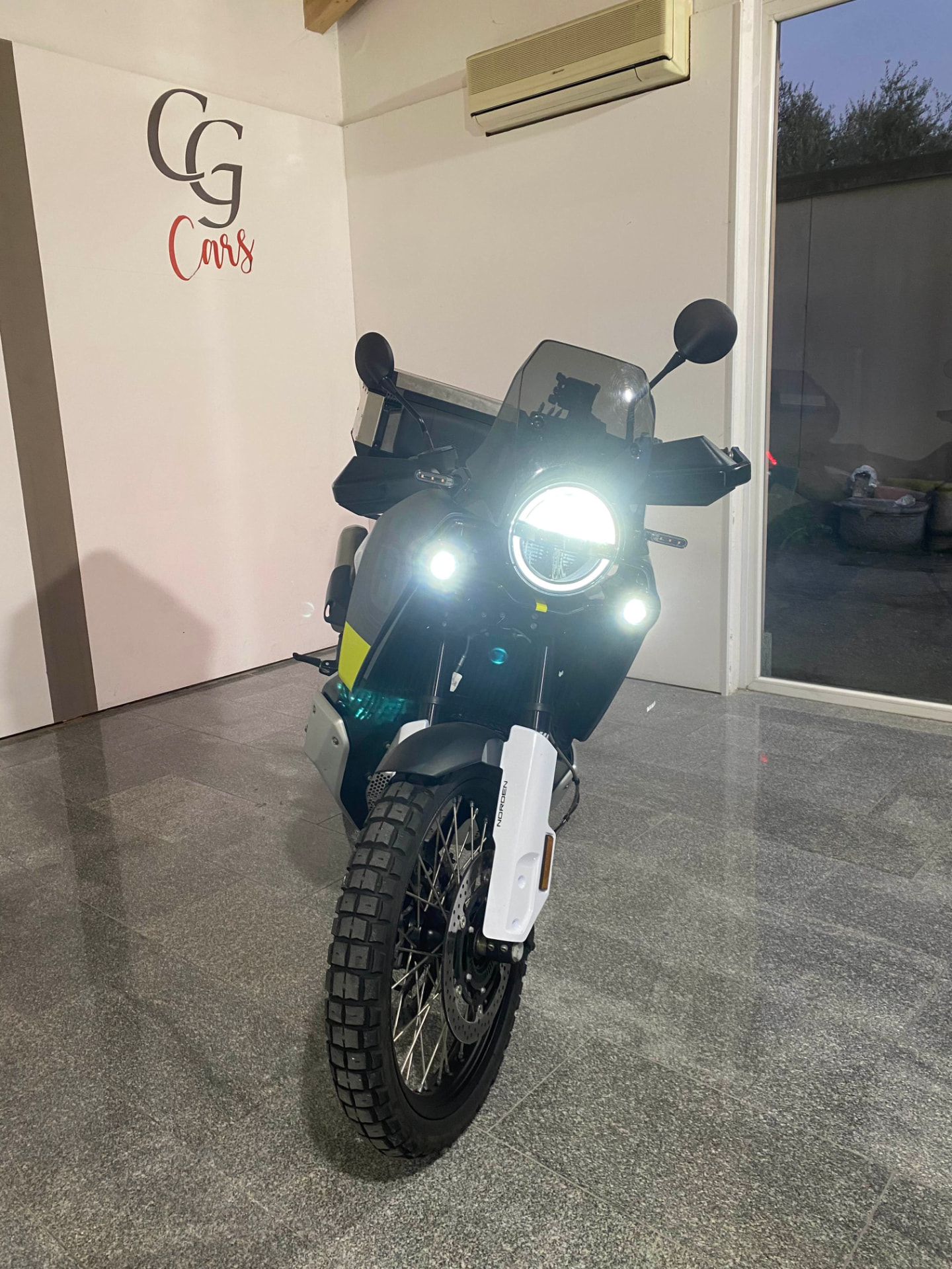 Moto esposta nella sede C.G. Cars