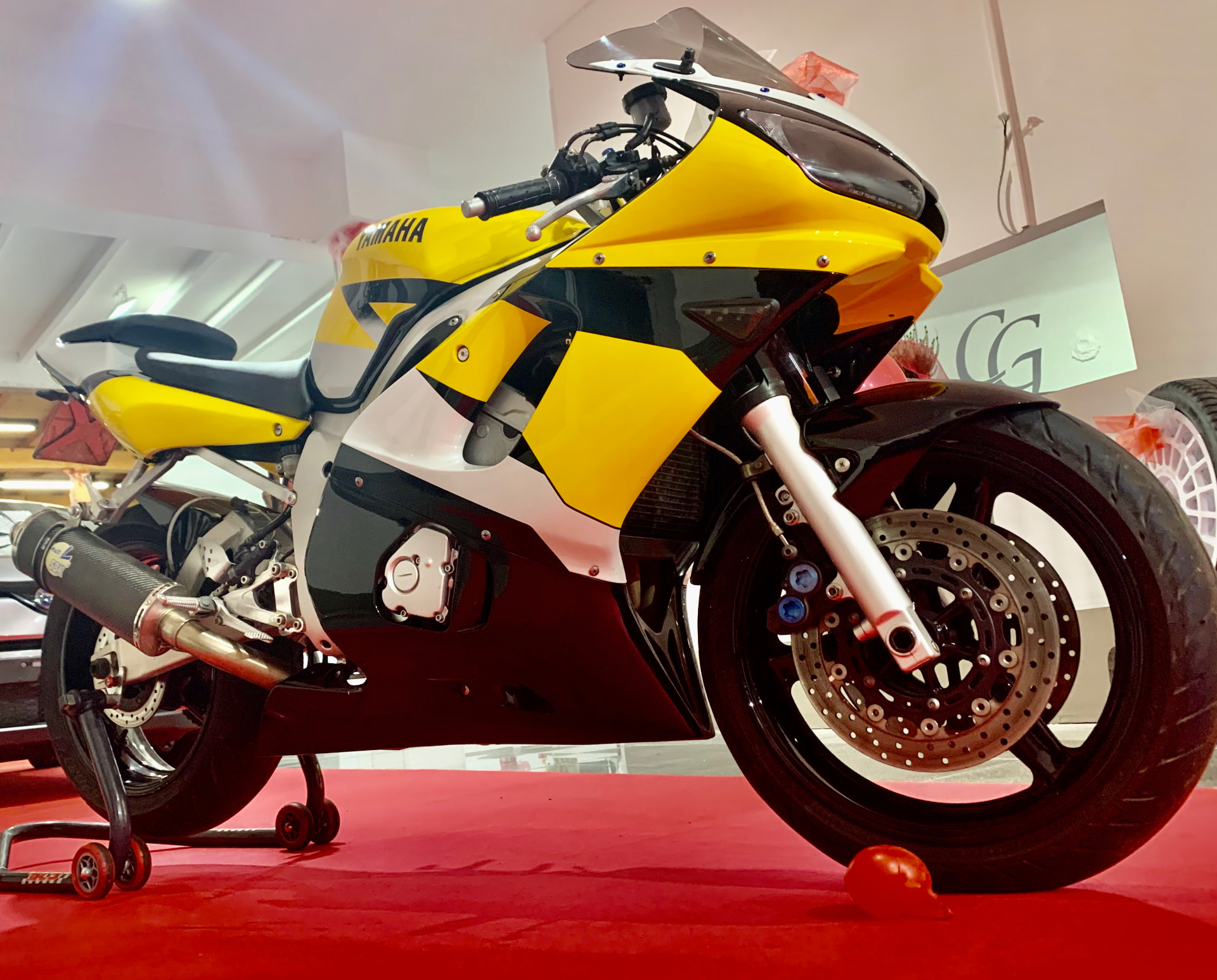 Moto Yamaha esposta nello showroom